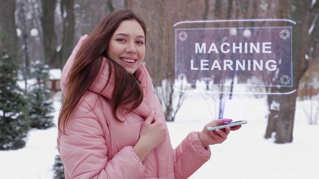 红发女孩用全息机器学习视频素材