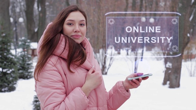 红发女孩与全息影像在线大学视频素材