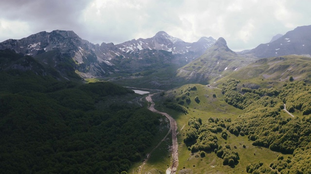 电影空中史诗镜头的山脉在国家公园Durmitor在黑山，云正在快速移动视频素材