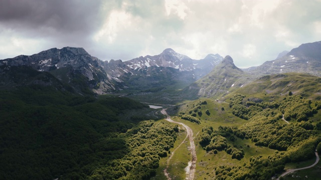 电影空中史诗镜头的山脉在国家公园Durmitor在黑山，云正在快速移动视频素材