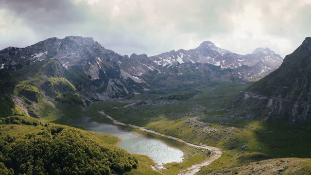 电影空中史诗镜头的山脉在国家公园Durmitor在黑山，云正在快速移动视频素材