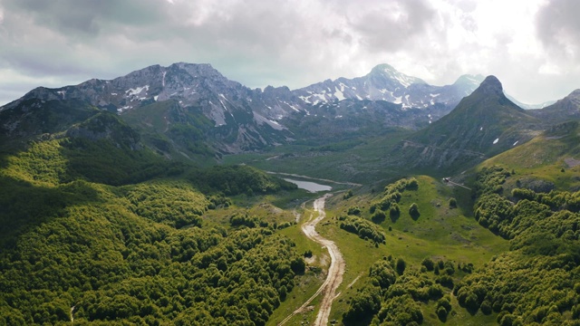 电影空中史诗镜头的山脉在国家公园Durmitor在黑山，云正在快速移动视频素材