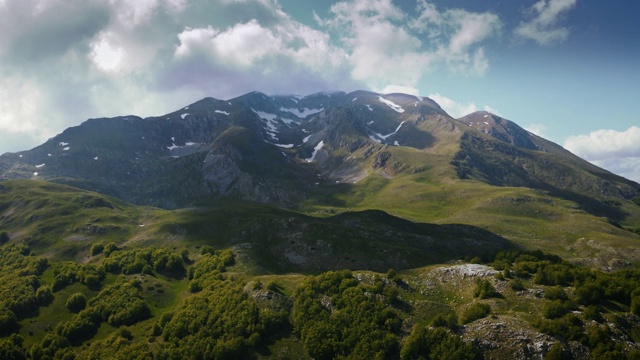 电影空中史诗镜头的山脉在国家公园Durmitor在黑山，云正在快速移动视频素材