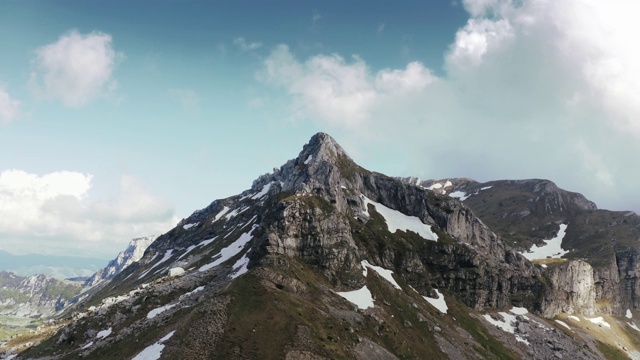 电影航拍山脉在国家公园Durmitor在黑山视频素材