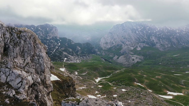 电影航拍山脉在国家公园Durmitor在黑山视频素材