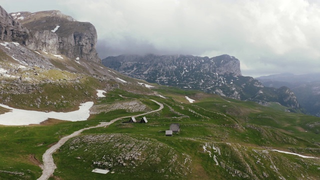 电影航拍山脉在国家公园Durmitor在黑山视频素材