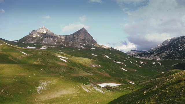 电影航拍山脉在国家公园Durmitor在黑山视频素材