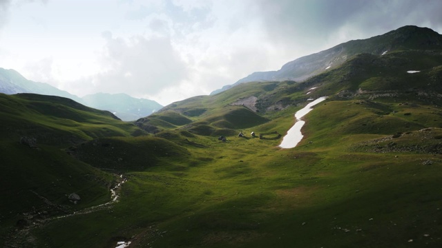 电影航拍小木屋在黑山国家公园Durmitor山视频素材