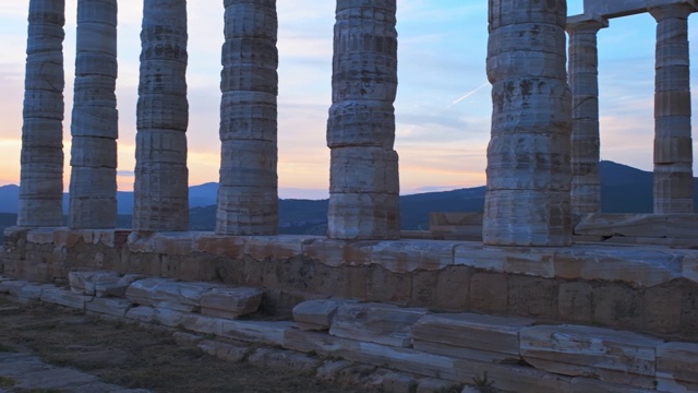 日落时，希腊索尼奥角的波塞冬神庙废墟视频素材