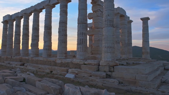 日落时，希腊索尼奥角的波塞冬神庙废墟视频素材