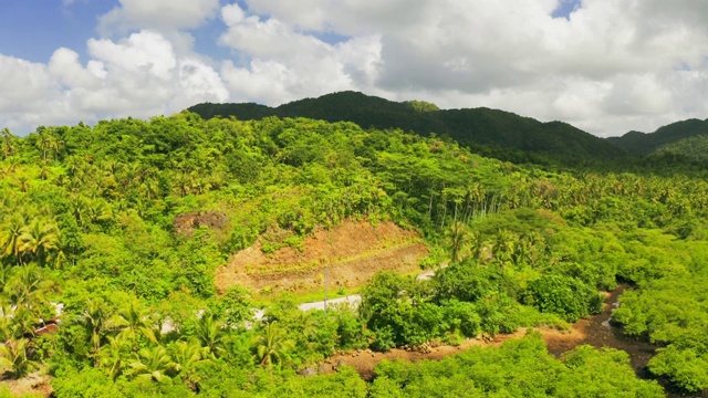 鸟瞰图的河流在热带红树林和热带山区景观在Siargao，菲律宾视频素材