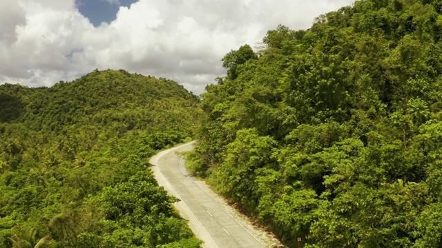 菲律宾Siargao岛的公路。鸟瞰风景优美的风景。视频素材