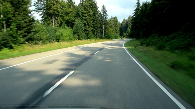 POV在乡村道路(联邦路500 Schwarzwaldhochstrasse)在夏天，黑森林，Baden-Württemberg，德国视频素材