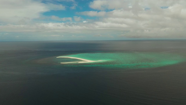 有沙滩的热带岛屿。Camiguin、菲律宾视频素材