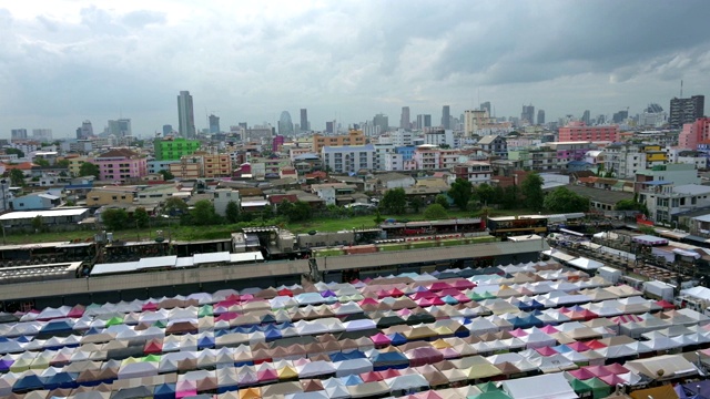 火车夜市Ratchada (Talad Rot Fai)是泰国曼谷非常有名的购物街小吃视频素材