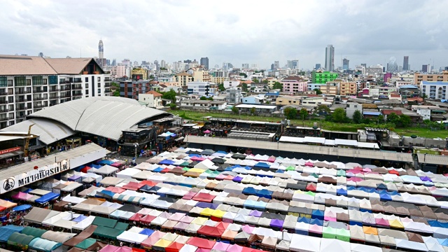 火车夜市Ratchada (Talad Rot Fai)是泰国曼谷非常有名的购物街小吃视频素材