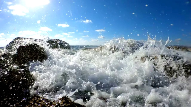 海浪冲击着布满岩石的海滩视频素材