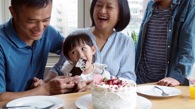 全家一起庆祝小女儿的生日视频素材