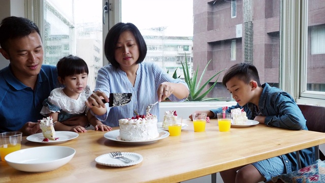 全家一起庆祝小女儿的生日视频素材