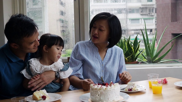 全家一起庆祝小女儿的生日视频素材