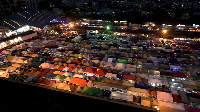 火车夜市Ratchada (Talad Rot Fai)是泰国曼谷非常有名的购物街小吃视频素材