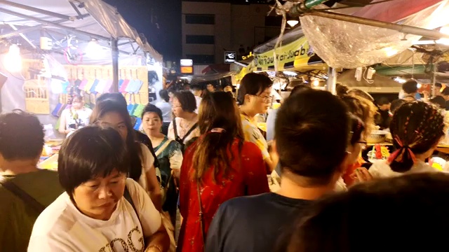 火车夜市Ratchada (Talad Rot Fai)是泰国曼谷非常有名的购物街小吃视频素材