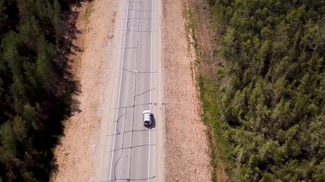 鸟瞰图:在俄罗斯远东的雅库特西伯利亚的道路和汽车视频下载