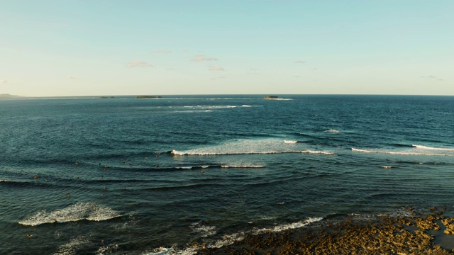 海浪和岩石岛屿的海洋。Siargao、菲律宾视频素材