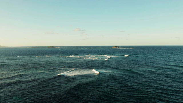 海浪和岩石岛屿的海洋。Siargao、菲律宾视频素材