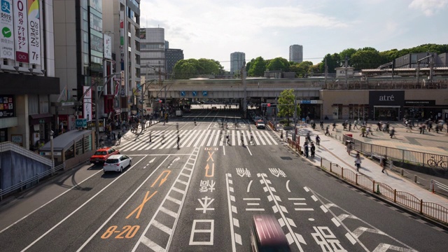 4K延时:俯瞰东京上野美代子市场的行人拥挤的十字路口和火车行驶。倾斜向下拍摄的视频素材