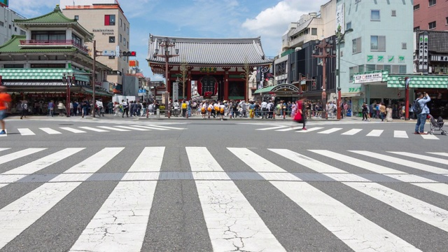 4K延时:日本东京浅草寺附近的市场上挤满了行人。放大照片视频素材