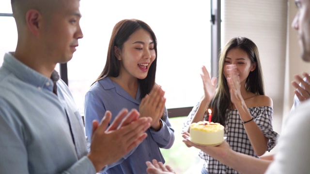 亚洲女孩和她最好的朋友庆祝生日视频素材