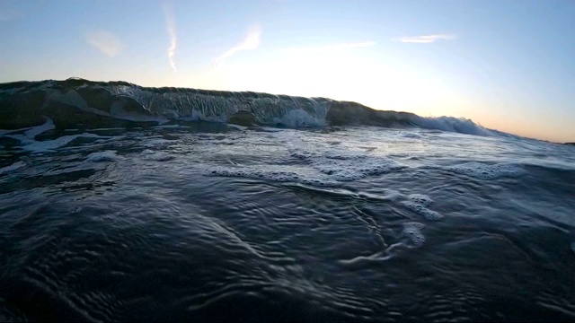 夕阳下的海浪视频素材