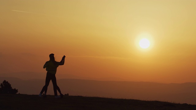 情侣在夕阳下跳舞视频素材