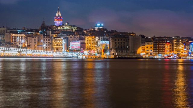 土耳其伊斯坦布尔，博斯普鲁斯海峡，夜景加拉塔和漂浮的游船视频素材