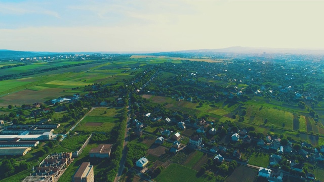 鸟瞰图异常美丽的郊区社区，住宅和院子周围。4 k。视频素材