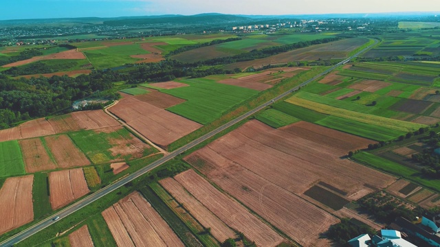 美丽的风景和乡村空中蓝天白云，一条道路，农田和五彩缤纷的田野。4 k。视频素材