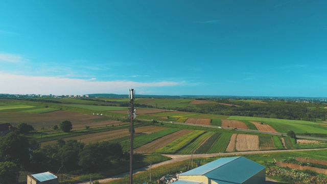 鸟瞰乡村生活，田野在生长，汽车在路上行驶。4 k。视频素材