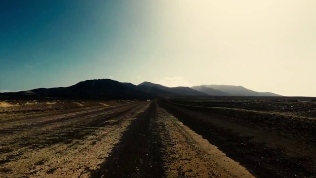 旅行和驾驶概念-长道路沥青从汽车鼻子地面水平移动和快速风景沙漠沙风格周围和在背景-旅行和享受假期视频素材