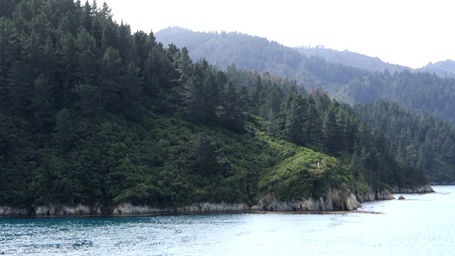 新西兰库克海峡的山脉海岸线视频素材