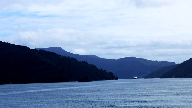 新西兰库克海峡的山区海岸线视频素材