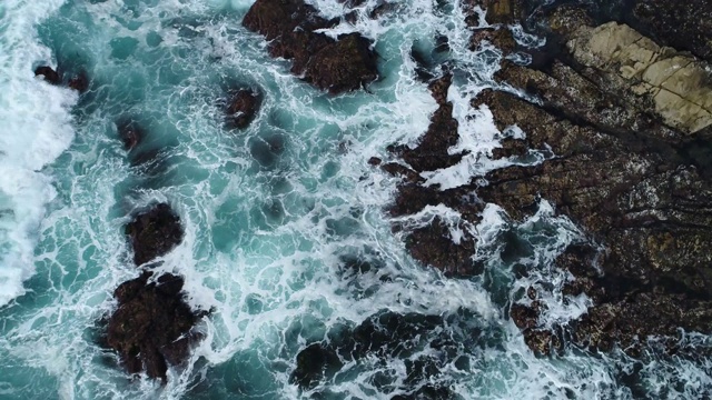 岩石上的波浪俯视图(4k)视频素材