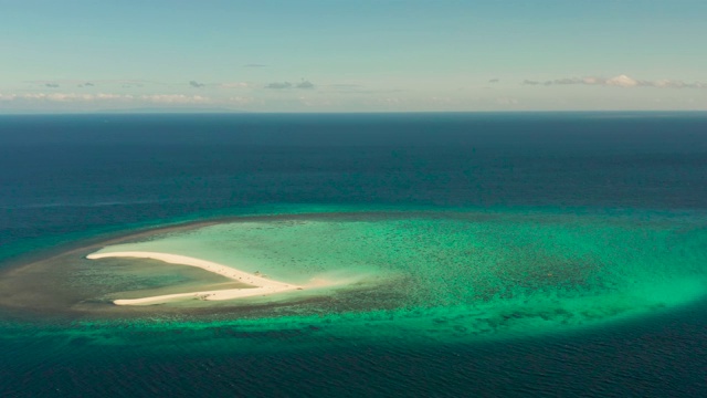 有沙滩的热带岛屿。Camiguin、菲律宾视频素材