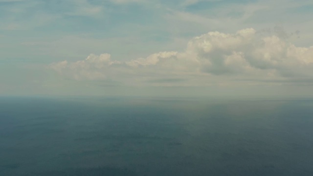 海景，蔚蓝的大海，云和岛屿的天空视频素材