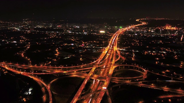 在高速公路路口行驶的汽车鸟瞰图的时间流逝。桥梁道路形状的数字8或无限符号联系建筑的概念。前视图。城市城市，台北晚上，台湾。视频素材