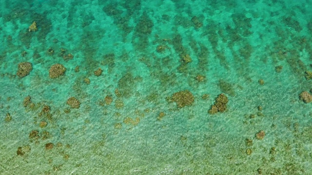 平静的海水鸟瞰图。海岸附近的干净海水俯视图视频素材