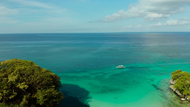 热带景观，蓝色的海湾和船视频素材