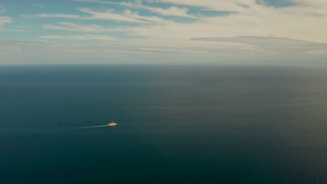 船在碧海中对着菲律宾、棉兰老岛的天空视频素材