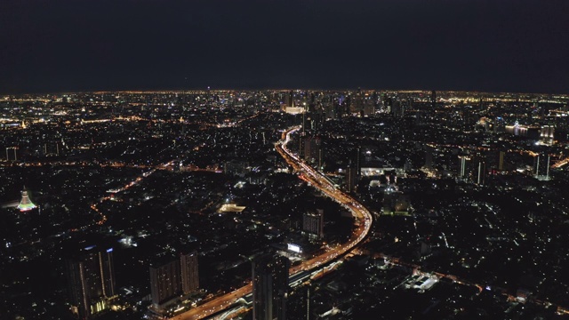 在高速公路路口行驶的汽车鸟瞰图。桥梁道路在建筑结构和交通概念上。前视图。曼谷夜市，泰国。视频素材