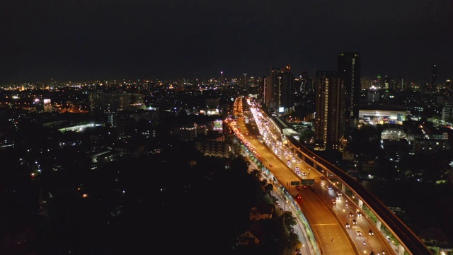 在高速公路路口行驶的汽车鸟瞰图。桥梁道路在建筑结构和交通概念上。前视图。曼谷夜市，泰国。视频素材